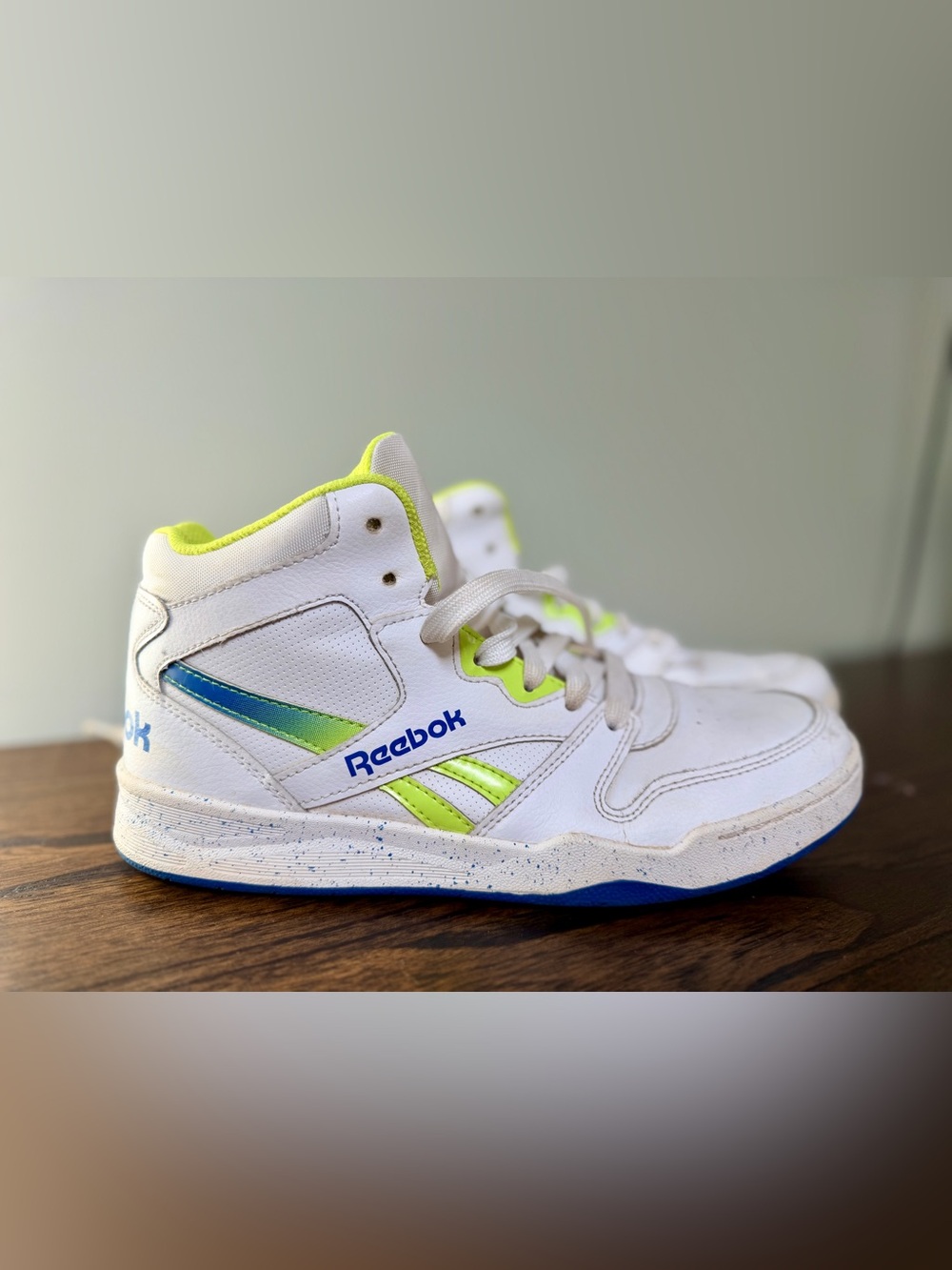 Reebok Basketball white  Kids High Top Court Sneakers Size 7 big kids boys